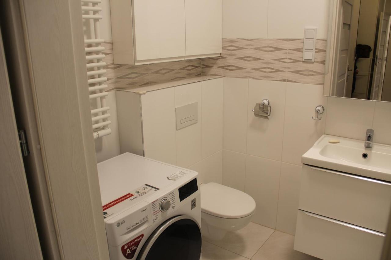 3 Rooms Aircon Apartment With Free Parking, Balcony Walking Distance Old Town 克拉科夫 外观 照片